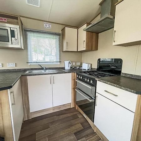 Lovely 6 Berth Caravan With Decking At Carlton Meres In Suffolk Ref 60058M Saxmundham Exterior photo