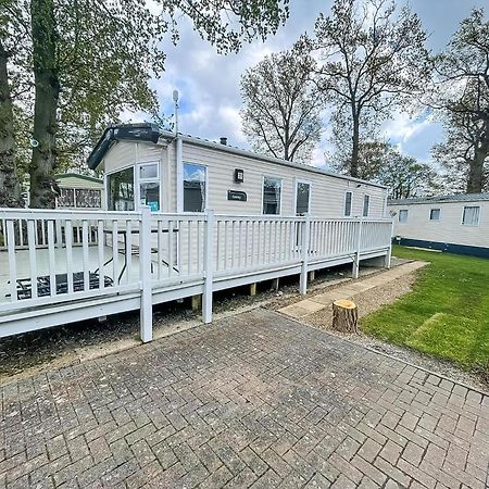 Lovely 6 Berth Caravan With Decking At Carlton Meres In Suffolk Ref 60058M Saxmundham Exterior photo