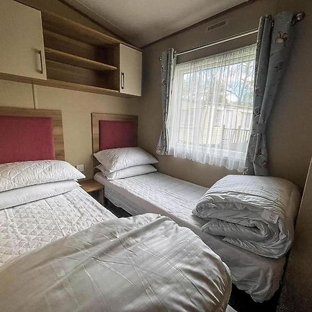 Lovely 6 Berth Caravan With Decking At Carlton Meres In Suffolk Ref 60058M Saxmundham Exterior photo