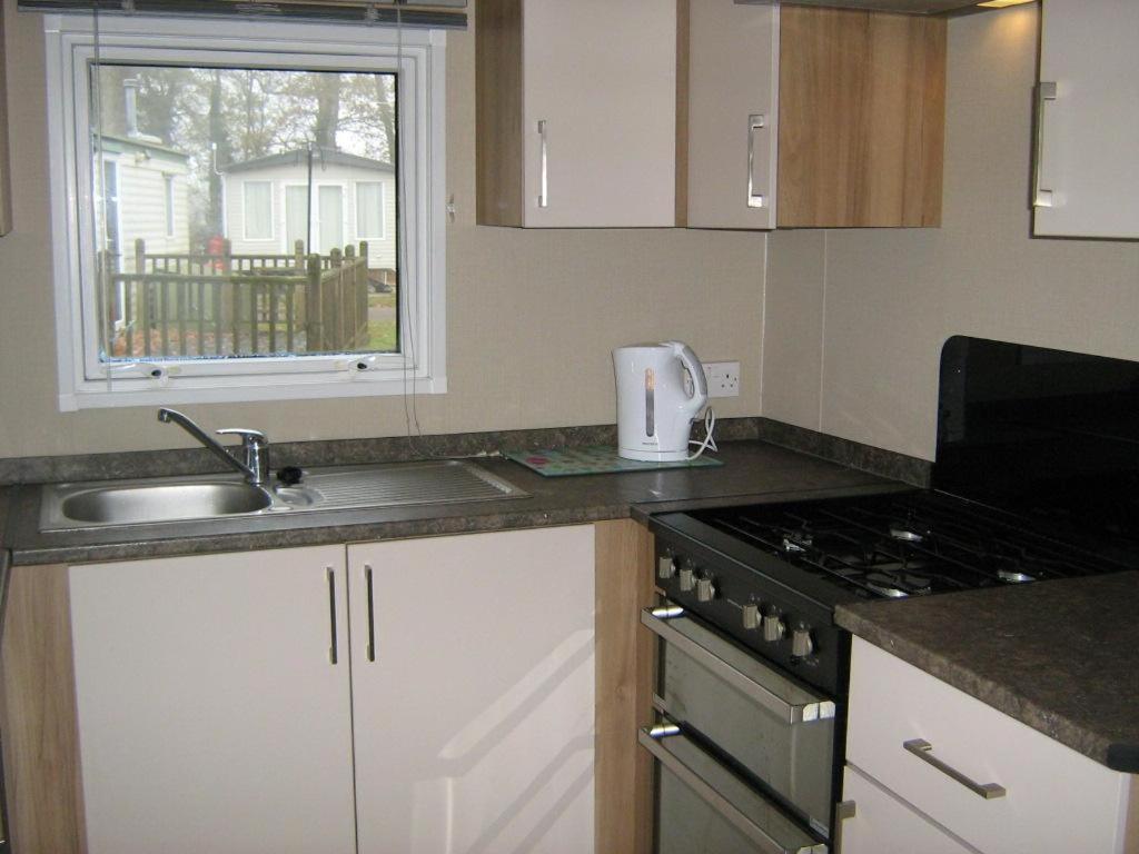 Lovely 6 Berth Caravan With Decking At Carlton Meres In Suffolk Ref 60058M Saxmundham Exterior photo