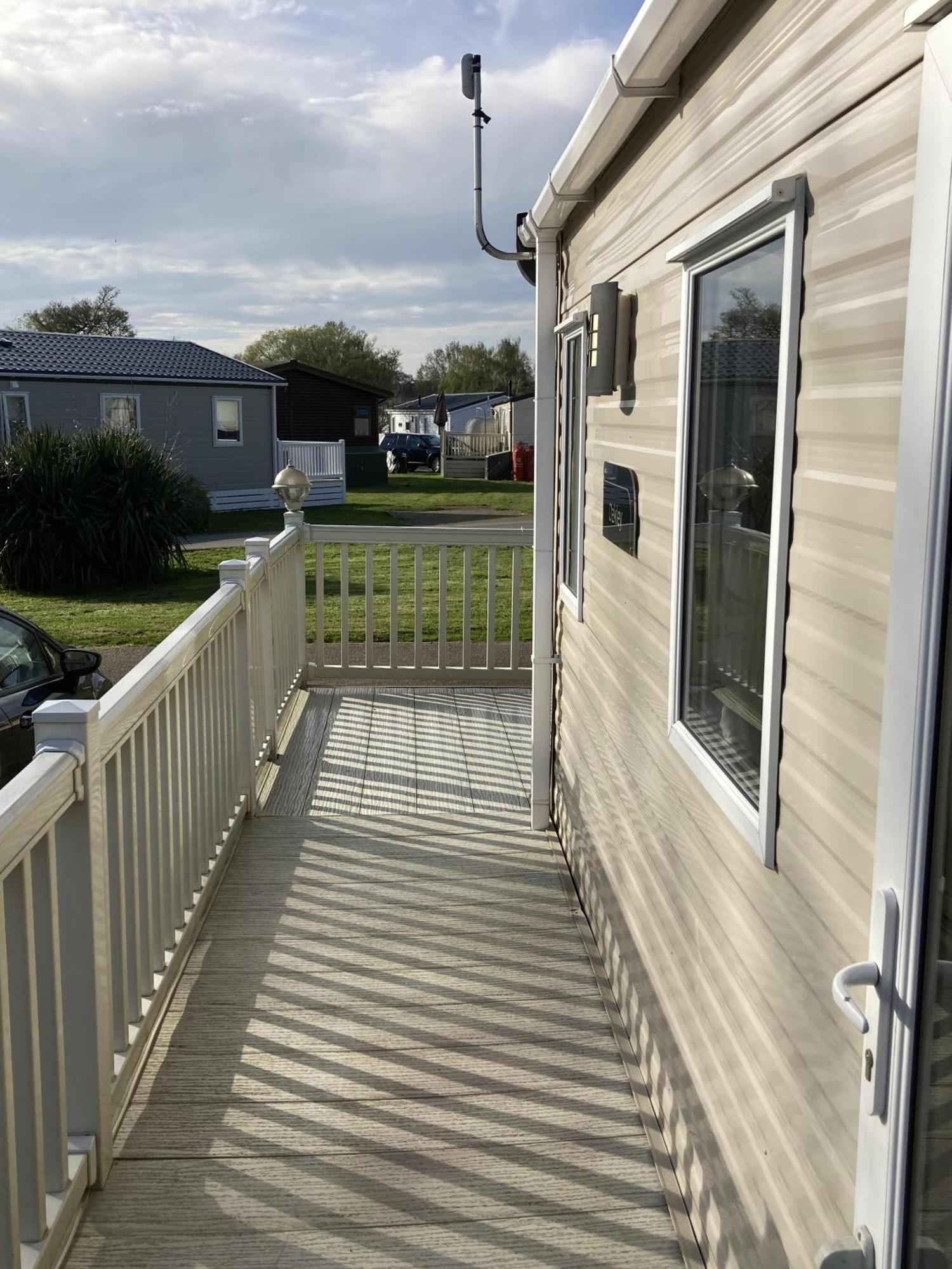 Lovely 6 Berth Caravan With Decking At Carlton Meres In Suffolk Ref 60058M Saxmundham Exterior photo