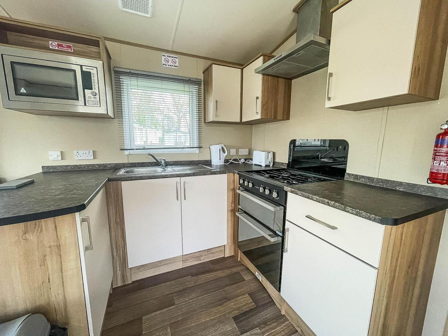 Lovely 6 Berth Caravan With Decking At Carlton Meres In Suffolk Ref 60058M Saxmundham Exterior photo