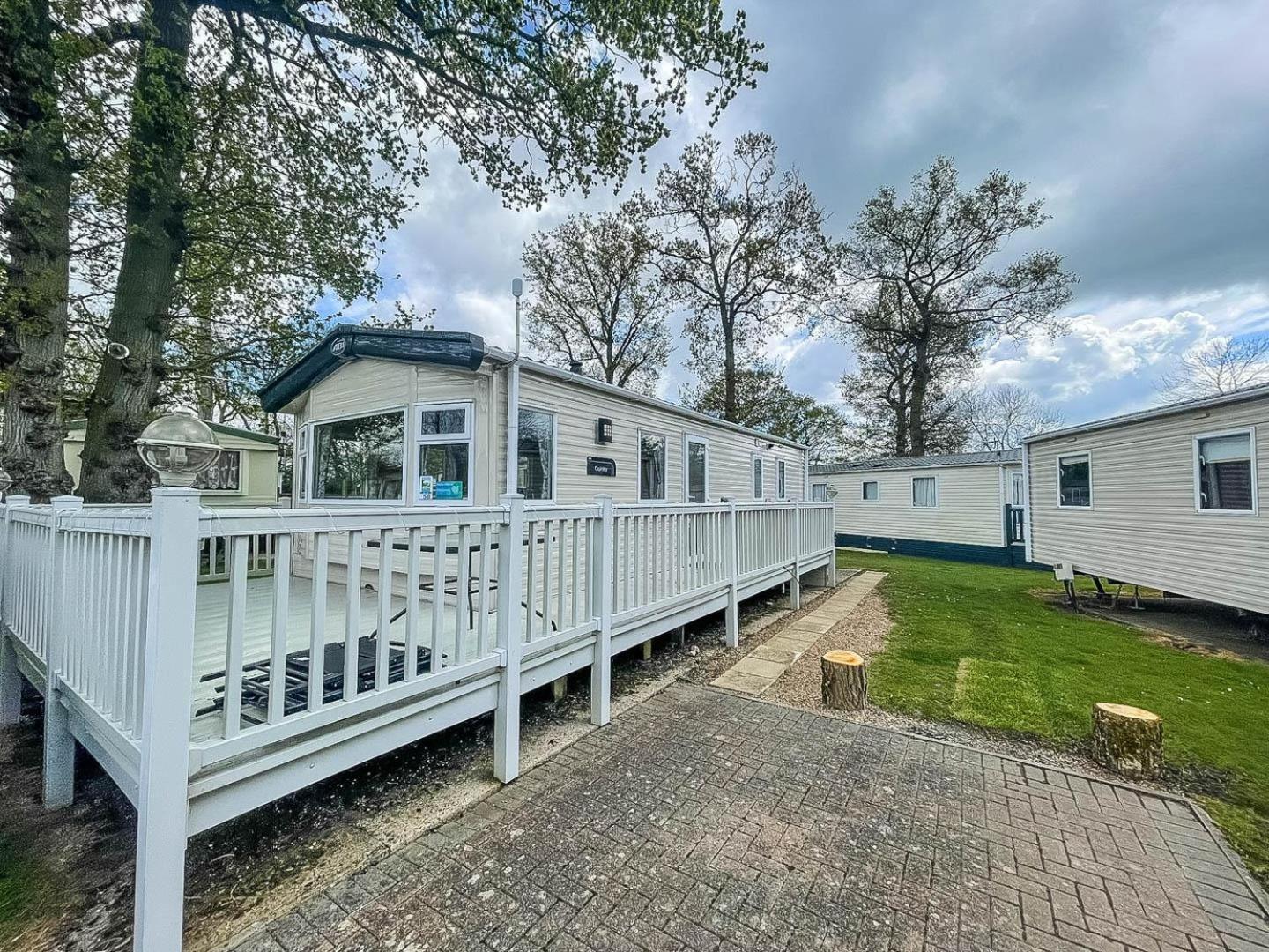 Lovely 6 Berth Caravan With Decking At Carlton Meres In Suffolk Ref 60058M Saxmundham Exterior photo