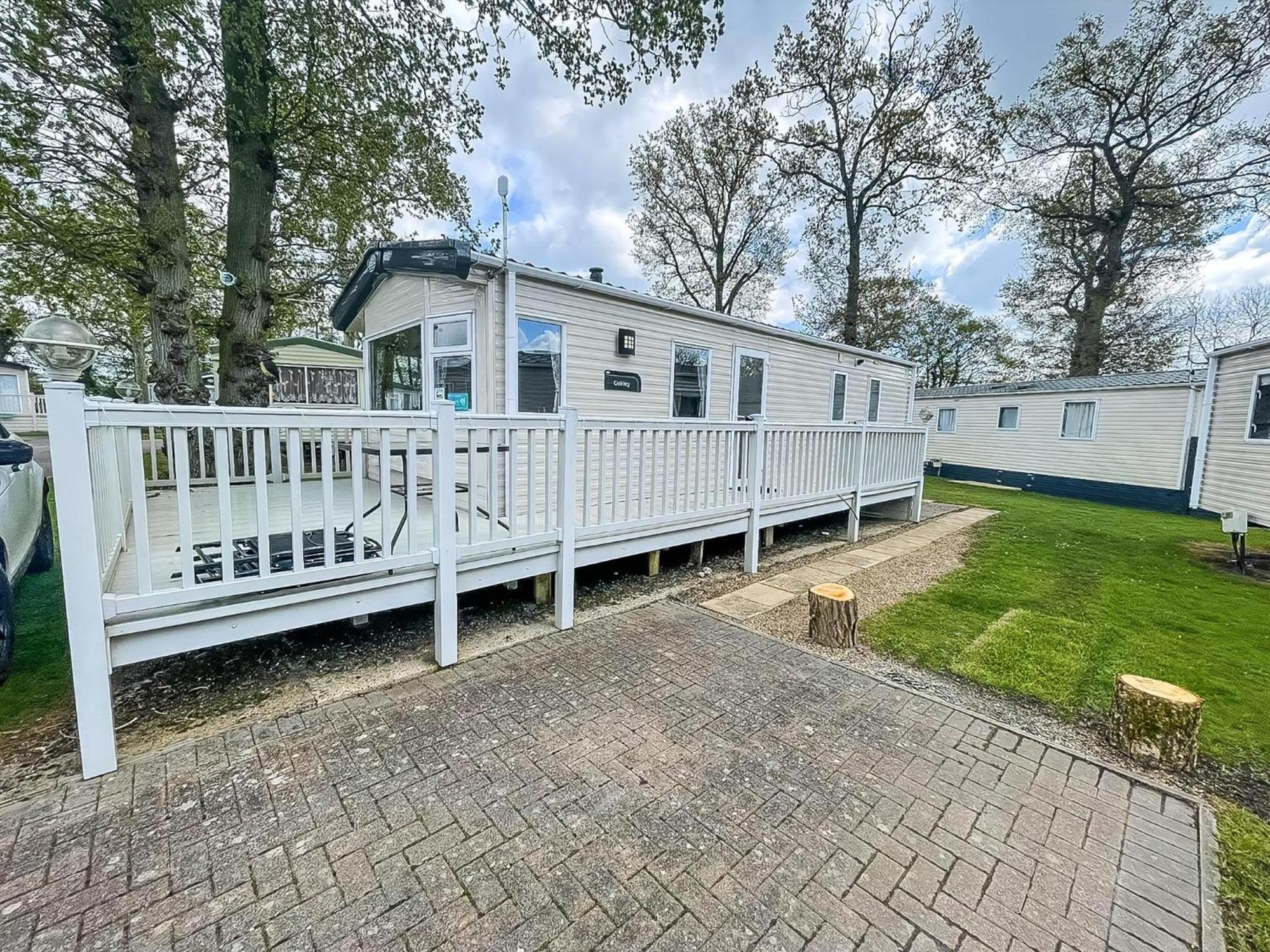 Lovely 6 Berth Caravan With Decking At Carlton Meres In Suffolk Ref 60058M Saxmundham Exterior photo