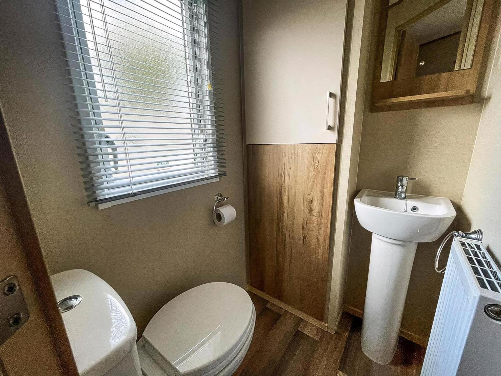 Lovely 6 Berth Caravan With Decking At Carlton Meres In Suffolk Ref 60058M Saxmundham Exterior photo